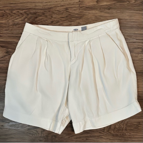 White Bermuda Old Navy Shorts - Picture 2 of 4